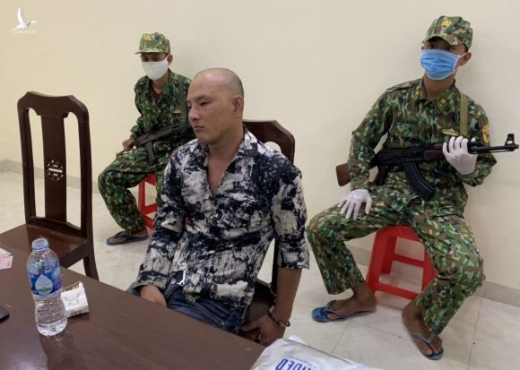Trần Tuấn Khanh bị bắt giữ khi mang 20,8 kg ma túy cùng ba khẩu súng quân dụng. Ảnh: An Nam