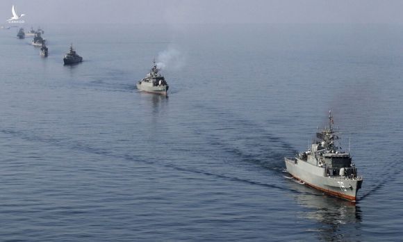 Tàu hải quân Iran diễn tập trên eo biển Hormuz đầu năm 2012. Ảnh: AFP.