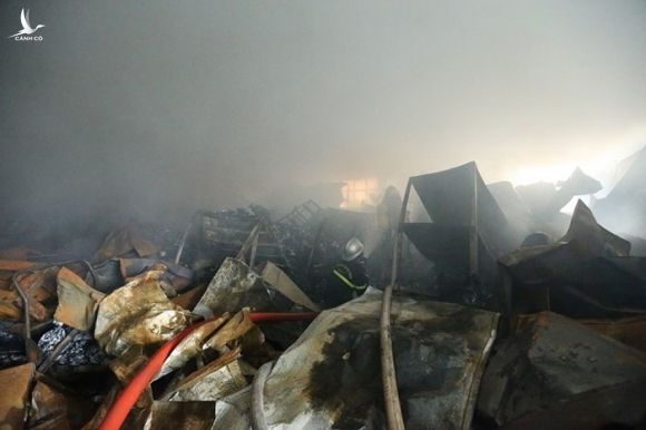 Cháy dữ dội ở khu công nghiệp Phú Thị, 3 công nhân tử vong