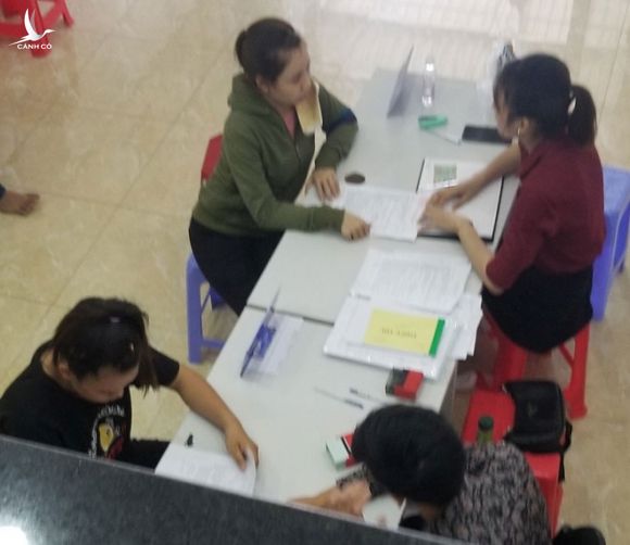 Người lao động đăng ký, đóng tiền làm việc tại Công ty Thống Nhất (xã Phong Phú, H.Bình Chánh, TP.HCM) vào sáng 8.5