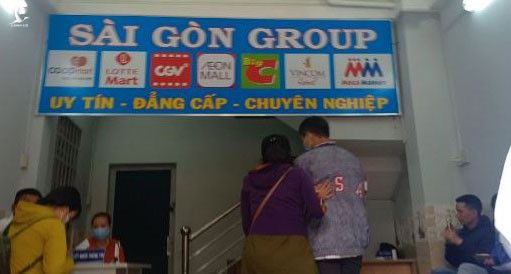 Nhiều lao động đến Công ty TNHH phát triển quốc tế Sài Gòn Group đóng tiền, xin việc Ảnh: Phạm Thu Ngân