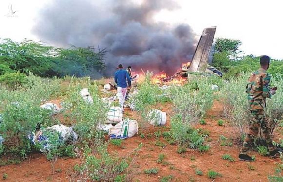 Máy bay chở hàng viện trợ COVID-19 rơi ở Somalia - ảnh 1