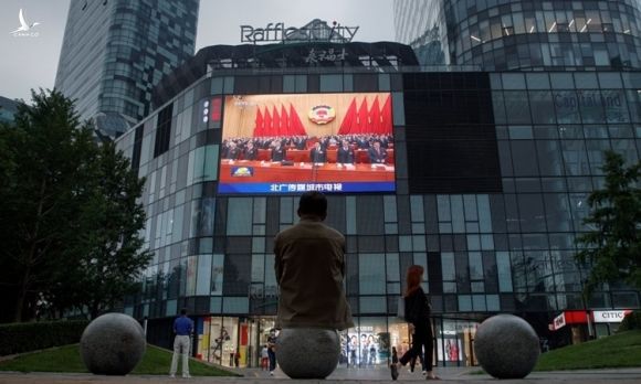 Màn hình ở Bắc Kinh chiếu phiên họp quốc hội Trung Quốc hôm 22/5. Ảnh: Reuters. 