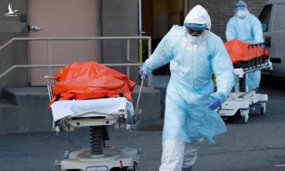 Nhân viên y tế đưa thi thể nạn nhân rời bệnh viện ở New York hồi cuối tháng 4. Ảnh: AFP.