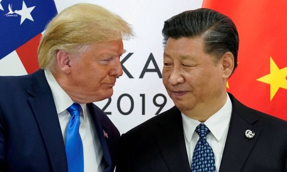Chủ tịch Tập Cận Bình (phải) và Tổng thống Mỹ Donald Trump tại hội nghị G20 ở Osaka, Nhật Bản, hồi tháng 6/2019. Ảnh: Reuters.