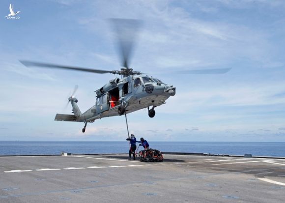 Trực thăng MH-60S Sea Hawk diễn tập trên tàu tác chiến cận bờ Mỹ USS Gabrielle Giffords ở Biển Đông ngày 18.5 /// Hải quân Mỹ