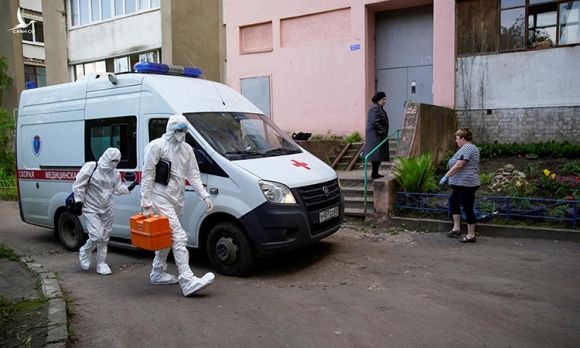Nhân viên y tế tới nhà kiểm tra sức khỏe cho bệnh nhân tại thành phố Tver, hôm 27/5. Ảnh: Reuters.