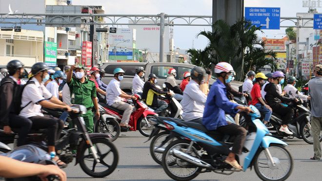 TP.HCM: Đường phố, hàng quán đông đúc hơn, dần trở lại nhịp sống sôi động - ảnh 1