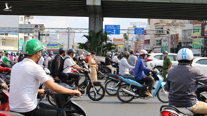 TP.HCM: Đường phố, hàng quán đông đúc hơn, dần trở lại nhịp sống sôi động - ảnh 2