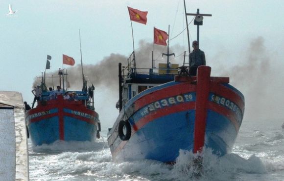 Phản đối lệnh cấm đánh bắt cá trên Biển Đông của Trung Quốc - Ảnh 1.
