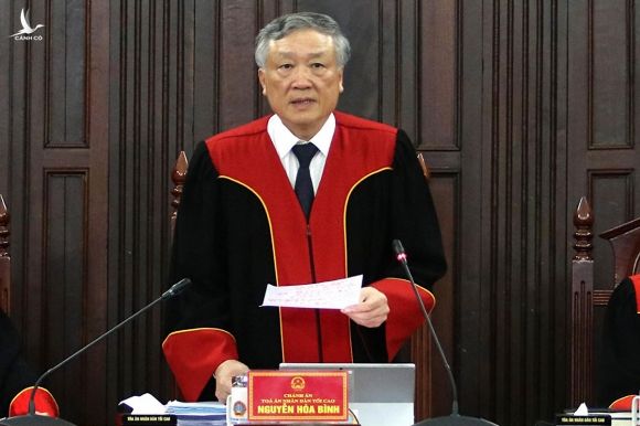 Chánh án Nguyễn Hòa Bình điều khiển phiên giám đốc thẩm vụ án Hồ Duy Hải, ngày 6/5. Ảnh: Báo Công Lý.