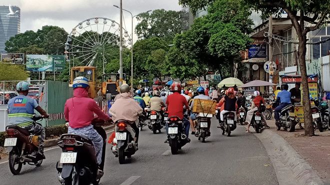 TP.HCM: Đường phố, hàng quán đông đúc hơn, dần trở lại nhịp sống sôi động - ảnh 6