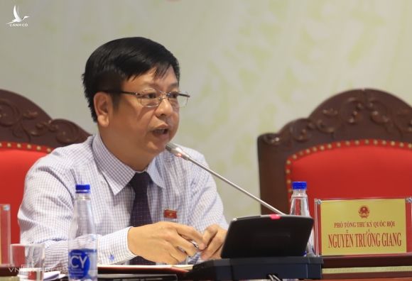 Ông Nguyễn Trường Giang - Phó chủ nhiệm Uỷ ban Pháp luật trả lời tại họp báo chiều 18/5. Ảnh: Trần Vũ