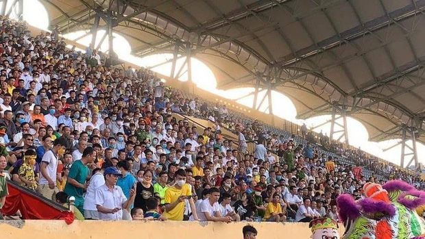 Báo Thái Lan hốt hoảng khi thấy biển người Việt đi xem bóng đá: Tại sao họ không đeo khẩu trang và cũng chẳng giữ khoảng cách an toàn? - Ảnh 1.