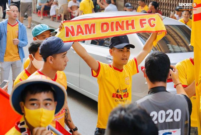 Báo Thái Lan hốt hoảng khi thấy biển người Việt đi xem bóng đá: Tại sao họ không đeo khẩu trang và cũng chẳng giữ khoảng cách an toàn? - Ảnh 3.