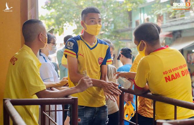 Báo Thái Lan hốt hoảng khi thấy biển người Việt đi xem bóng đá: Tại sao họ không đeo khẩu trang và cũng chẳng giữ khoảng cách an toàn? - Ảnh 6.