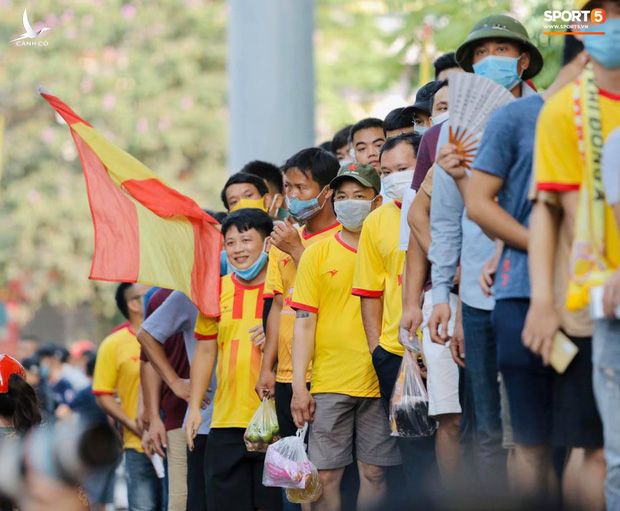 Báo Thái Lan hốt hoảng khi thấy biển người Việt đi xem bóng đá: Tại sao họ không đeo khẩu trang và cũng chẳng giữ khoảng cách an toàn? - Ảnh 7.