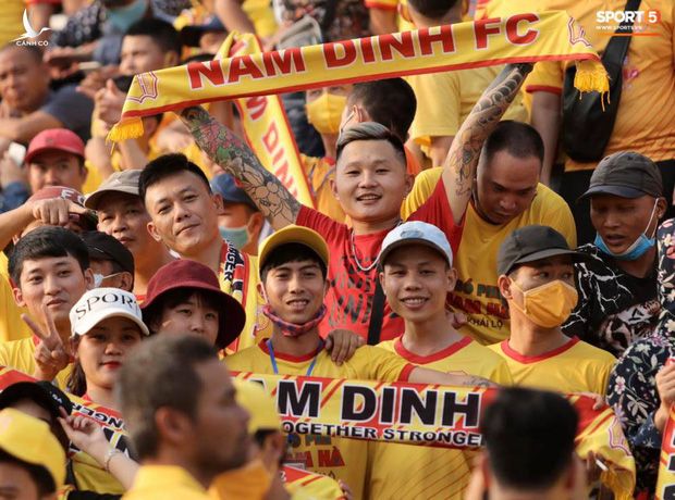 Báo Thái Lan hốt hoảng khi thấy biển người Việt đi xem bóng đá: Tại sao họ không đeo khẩu trang và cũng chẳng giữ khoảng cách an toàn? - Ảnh 9.