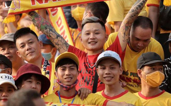 Báo Thái Lan hốt hoảng khi thấy biển người Việt đi xem bóng đá: Tại sao họ không đeo khẩu trang và cũng chẳng giữ khoảng cách an toàn?