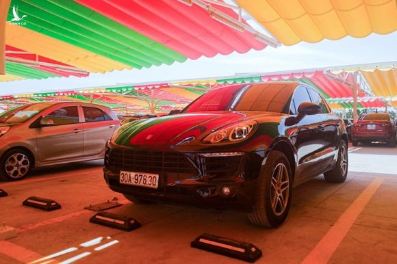 Chiếc Porsche Macan đời 2017 tại siêu thị xe Smart Solution, Vinhomes Ocean Park, Hà Nội.