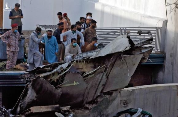Khoảnh khắc máy bay Pakistan chở 99 người nổ như “cầu lửa” - 3