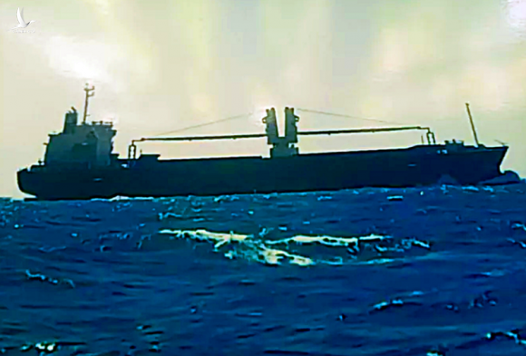 Tàu Philippines đâm chìm tàu cá Việt Nam trên biển - ảnh 1