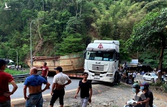 Chiếc xe đầu kéo chở thuyền “khủng” làm ách tắc đèo Bảo Lộc bị xử phạt hơn 90 triệu đồng