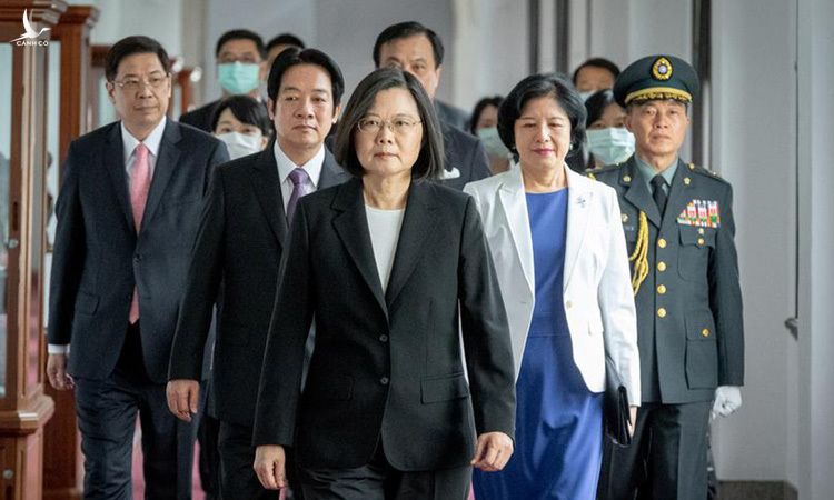 Lãnh đạo Đài Loan Thái Anh Văn (trước) và các quan chức tới lễ nhậm chức tại văn phòng của bà hôm nay. Ảnh: Reuters.