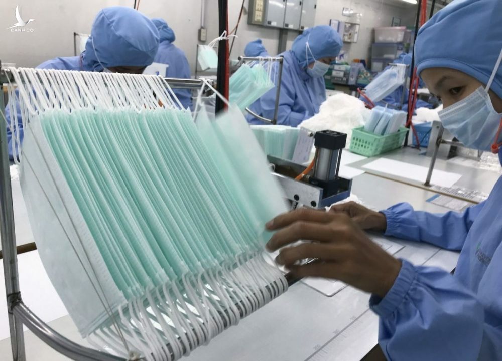 Công nhân sản xuất khẩu trang tại Thai Hospital Product Company. Ảnh: Reuters