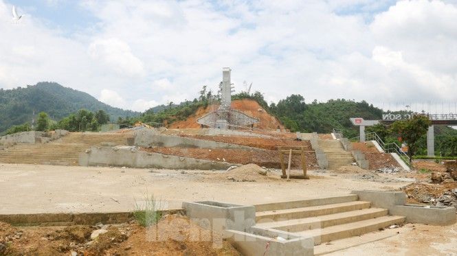 Huyện nghèo nhất nước xây tượng đài chục tỷ - ảnh 11