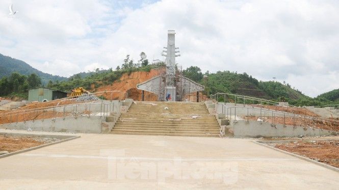 Huyện nghèo nhất nước xây tượng đài chục tỷ - ảnh 15