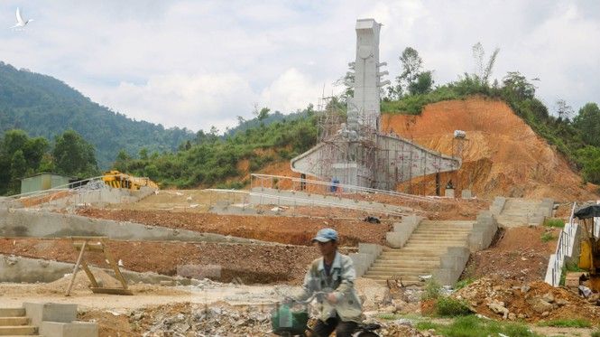 Huyện nghèo nhất nước xây tượng đài chục tỷ - ảnh 16
