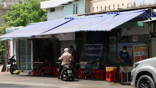 TP.HCM: Đường phố, hàng quán đông đúc hơn, dần trở lại nhịp sống sôi động - ảnh 13