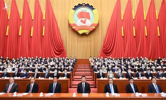Chủ tịch Trung Quốc Tập Cận Bình (giữa) cùng các quan chức cấp cao chủ trì phiên họp ngày 27/5 của kỳ họp quốc hội thứ 13 tại Đại lễ đường Nhân dân ở Bắc Kinh. Ảnh: Xinhua.