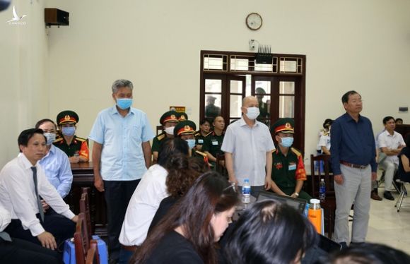 Cựu thứ trưởng Bộ Quốc phòng Nguyễn Văn Hiến lãnh 4 năm tù, Út trọc 20 năm tù - Ảnh 1.