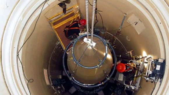 Một đội bảo hành tên lửa thuộc Không quân Mỹ dỡ phần trên của một tên lửa đạn đạo liên lục địa có mang đầu đạn hạt nhân tại Căn cứ không quân Malmstrom, bang Montana /// Reuters