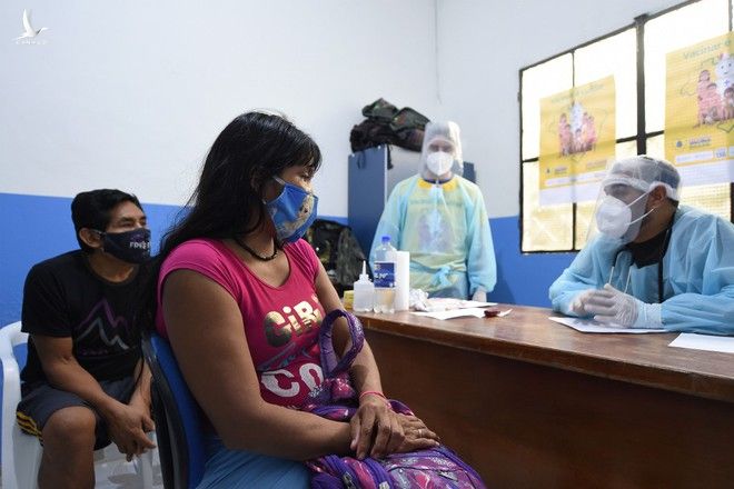 Các bệnh nhân Covid-19 được bác sĩ tư vấn ở Brazil /// Reuters