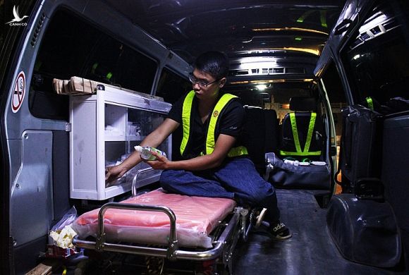 Trên chiếc xe cấp cứu của mình, Tuấn tự trang bị đầy đủ dụng cụ sơ cứu, thuốc men và chiếc băng ca chuyên dụng. Ảnh: Diệp Phan.