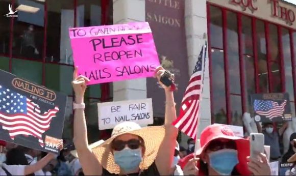 Nhiều người Việt làm nghề nail biểu tình yêu cầu Thống đốc California cho các tiệm nail mở cửa trở lại /// Ảnh: Trương Đông Thức 