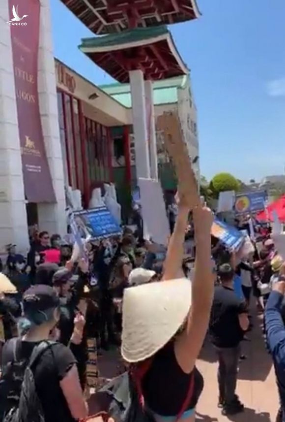 Việt kiều Mỹ xuống đường biểu tình yêu cầu Thống đốc California cho mở cửa tiệm nail - ảnh 5