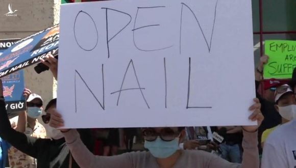 Việt kiều Mỹ xuống đường biểu tình yêu cầu Thống đốc California cho mở cửa tiệm nail - ảnh 3