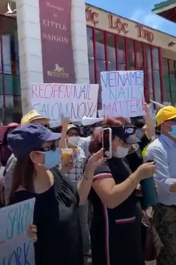 Việt kiều Mỹ xuống đường biểu tình yêu cầu Thống đốc California cho mở cửa tiệm nail - ảnh 2