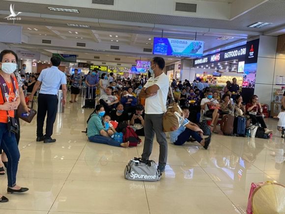 Hàng trăm chuyến bay bị ảnh hưởng do Tân Sơn Nhất đóng đường băng - Ảnh 4.