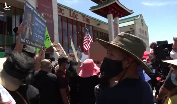 Việt kiều Mỹ xuống đường biểu tình yêu cầu Thống đốc California cho mở cửa tiệm nail - ảnh 1