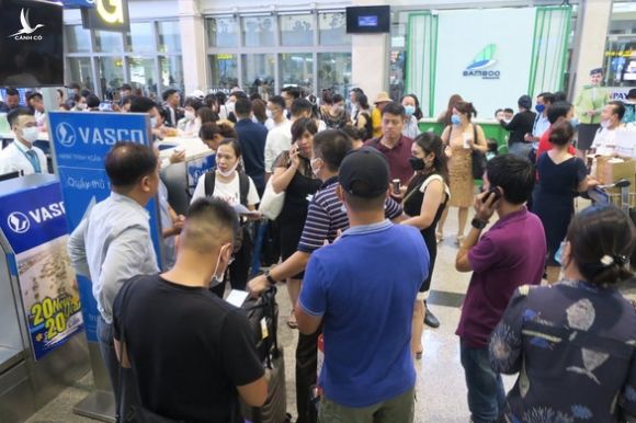 Hàng trăm chuyến bay bị ảnh hưởng do Tân Sơn Nhất đóng đường băng - Ảnh 6.