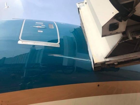 Máy bay Boeing 787-10 của Vietnam Airlines quẹt cầu ống dẫn khách - Ảnh 1.