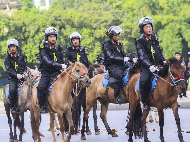 Ấn tượng hình ảnh lực lượng Cảnh sát cơ động Kỵ binh trong lễ ra mắt - Ảnh 3.