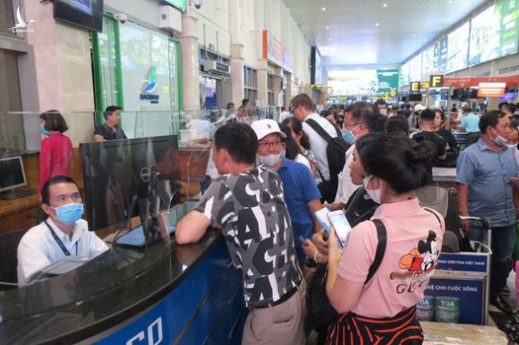 Hàng trăm chuyến bay bị ảnh hưởng do Tân Sơn Nhất đóng đường băng - Ảnh 2.