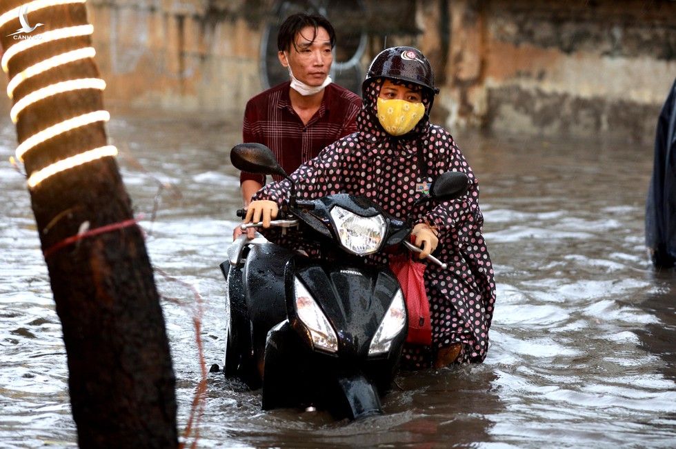 Mưa trắng trời, nước ngập gần nửa mét: Người Sài Gòn chật vật trong biển nước - ảnh 8