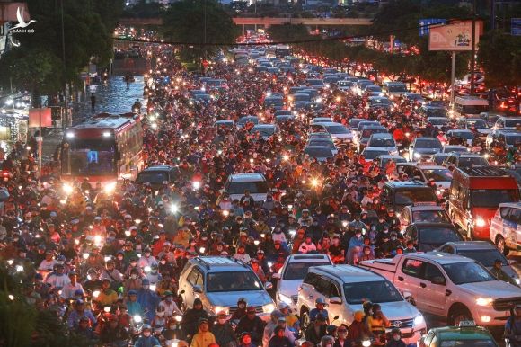 Người Sài Gòn chôn chân trong mưa lớn, ô tô, xe máy không nhúc nhích, giao thông hỗn loạn - Ảnh 12.